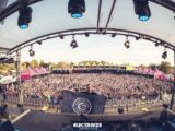 Timbo vor einer großen Menge an Menschen auf dem Electrisize Festival