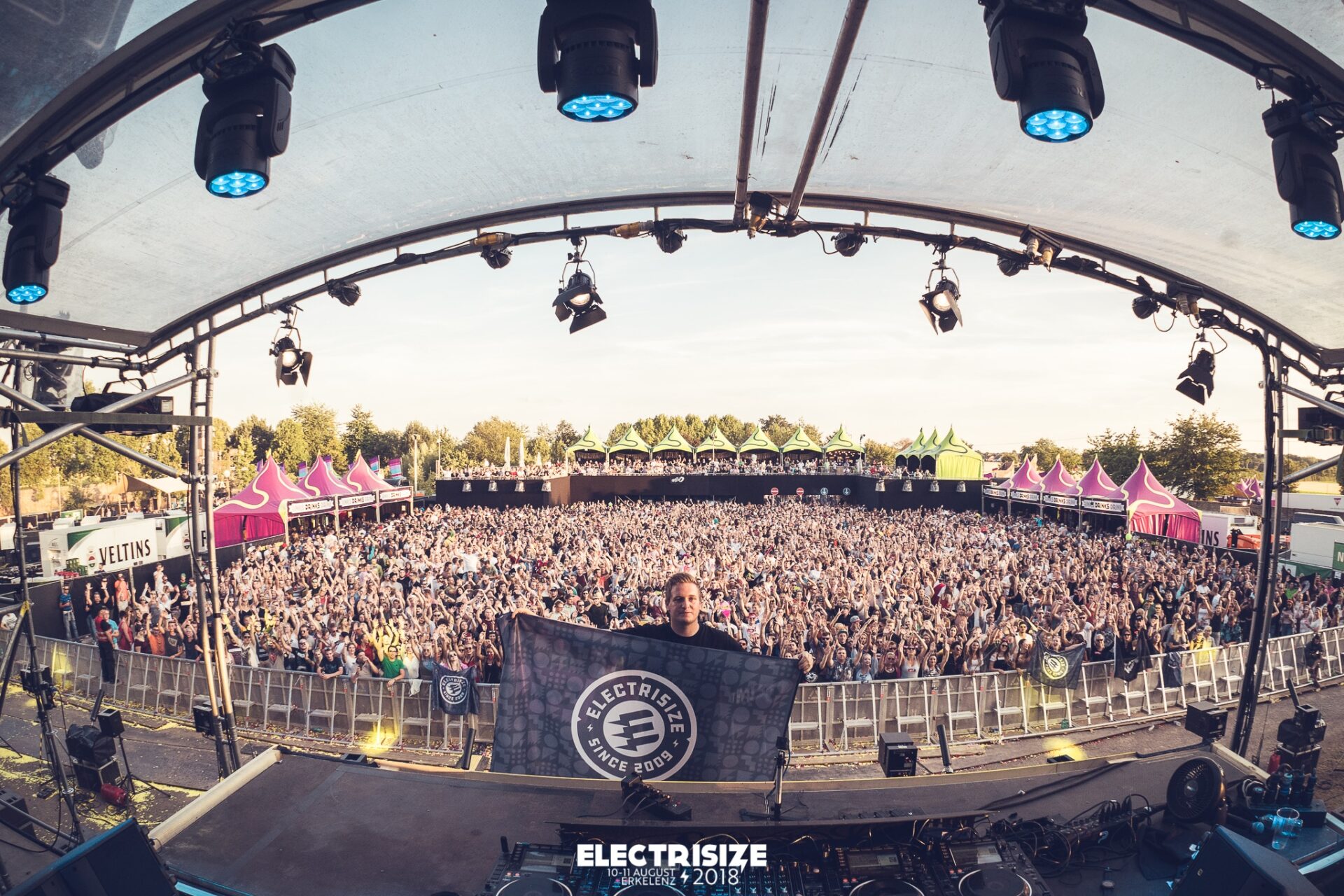 Timbo vor einer großen Menge an Menschen auf dem Electrisize Festival