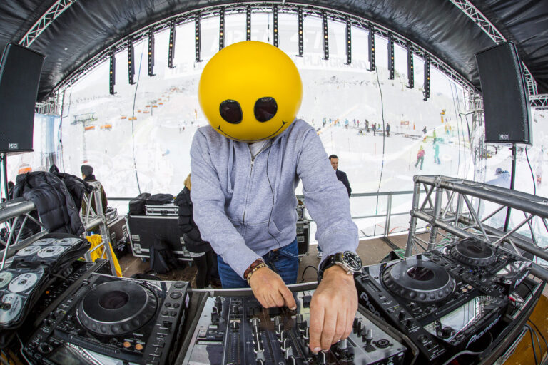 Mike Candys mit bekannter Smiley Maske