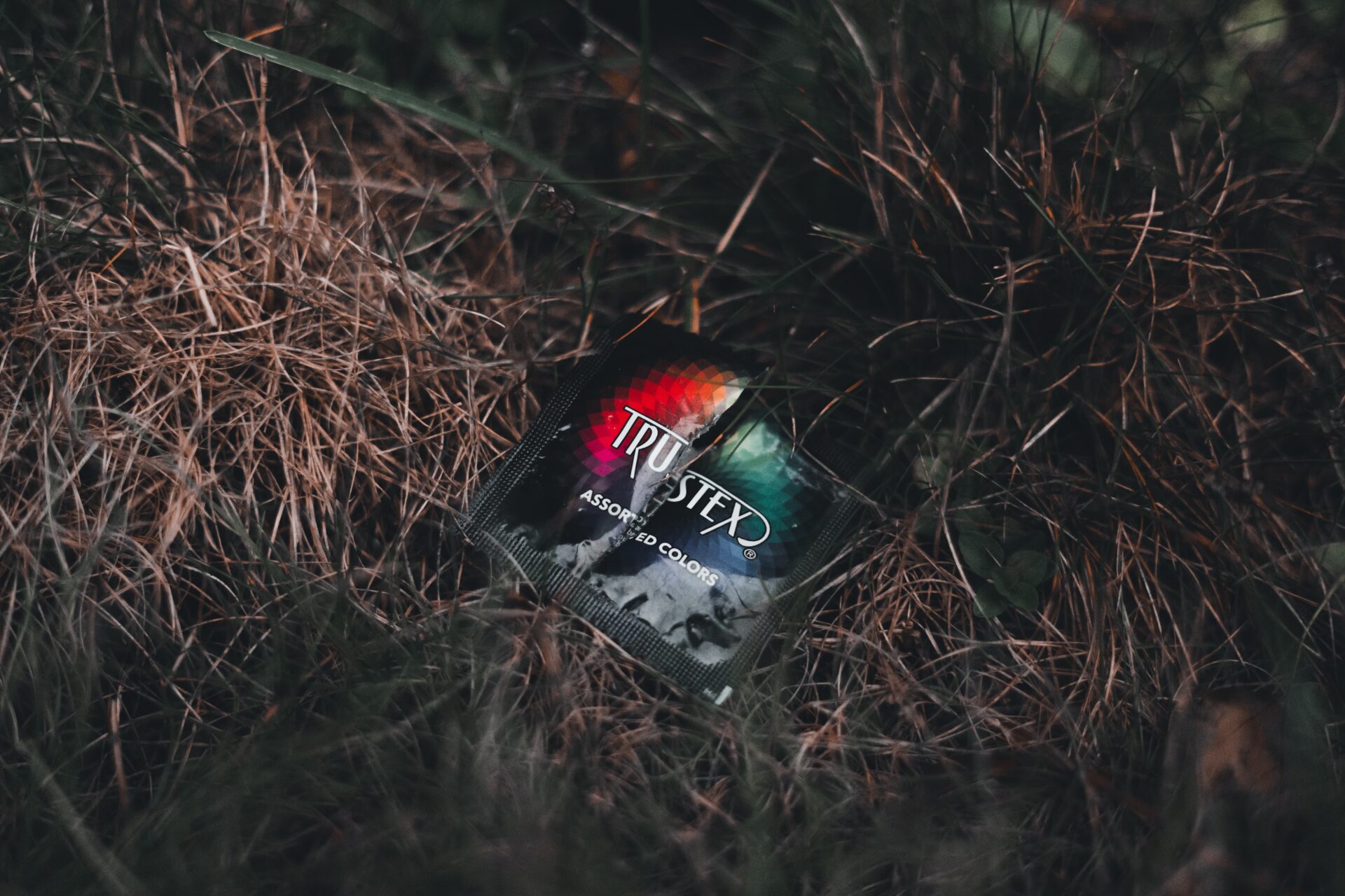 Sex Präservativ im Gras