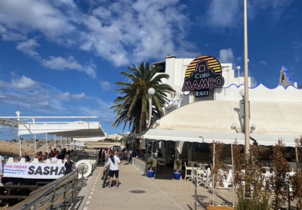 Café Mambo Ibiza 2026: Der magische Soundtrack zum legendärsten Sonnenuntergang der Welt