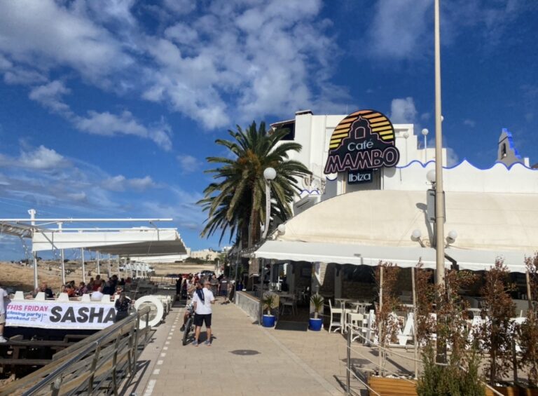 Café Mambo Ibiza 2026: Der magische Soundtrack zum legendärsten Sonnenuntergang der Welt